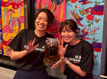 琉宴酒場 シフトの提出は【2週間ごと】！
ご予定・ご都合に合わせやすい◎
プライベートも大切にできるから、
スタッフの定着率が高め♪