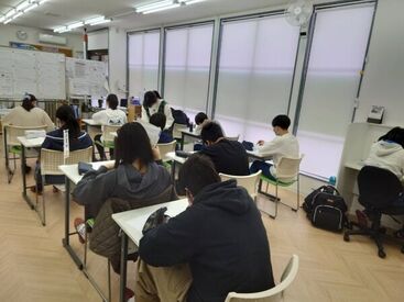 オープンレイアウトで
プロ講師が組んだカリキュラムに取り組む生徒さんの
採点補助・わからない箇所のフォローをお任せします♪