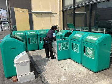 ＼シニア世代もムリなく活躍中！ ／
適度な運動や気分転換にも◎同世代の仲間と一緒に和気あいあいと働ける環境です♪