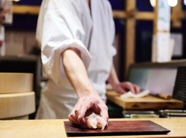ご提供時のトークやレジ業務などは、
一緒に接客しながら教えていきます♪