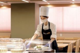 出島の湯 ドーミーイン長崎新地中華街 レストラン内で出しているビュッフェに
お客様が取る料理を盛り付けて、補充をしていく作業がメインです！