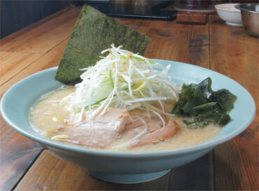 ■系列店で使える社割あり
■絶品ラーメンのまかない無料
etc. 嬉しい待遇多数あり！