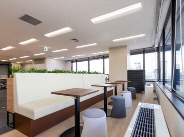 服装・髪型・ネイル自由◎
働きながら自分らしいスタイルでオシャレに勤務OK!
「今日はどんな格好で…」なんて楽しみも♪