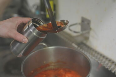 ホテルの朝を笑顔で彩るお仕事*高時給・履歴書不要で、あなたのやさしさが活かせます。