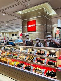 サザエ食品株式会社　札幌三越店 札幌三越店内のお店だから、
仕事前後に買い物したりと、何かと便利！
時間を効率的に使えますよ♪