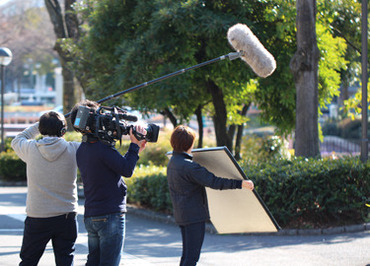 マイクで音を拾ったり、三脚を立てたり…のお仕事です◎
プロの仕事を近くで見れる機会がたくさん♪