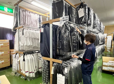 菅公学生服株式会社　名古屋ロジセンター 商品を探している様子★
仕分ける学生服などは、
そこまで重たくないので
安心してくださいね◎