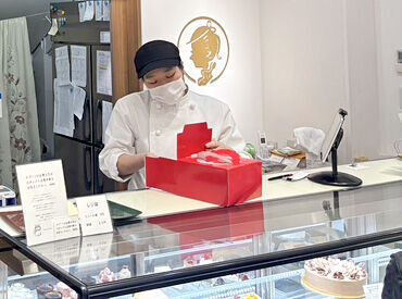 ▼国際通り近くのデパート・リウボウの1F
県庁前駅から電車で通う方や車や自転車で
出勤するスタッフもいます◎