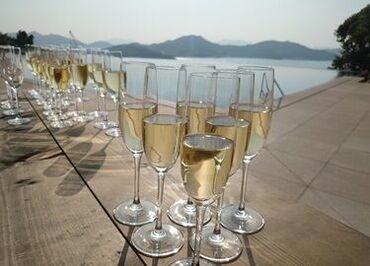 アズコーポレーション株式会社 BA支店　※勤務地：庄原グランドホテル 幅広い世代活躍中！
初めてでも安心◎丁寧な指導あり♪
先輩がしっかりとサポートをするので
私たちと一緒に頑張りましょう☆