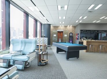 業務時間外に社内にあるビリヤード、ダーツ、
卓球台などの娯楽スペースで遊ぶことも◎
◎複数駅利用可能で通勤もラクラク