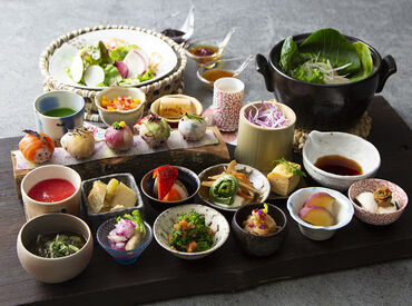 やさい家めい 表参道 【まずはカンタンなことから★】
お料理未経験でOK！
シフト柔軟⇒学校帰りに/家事の合間に/Wワークも！