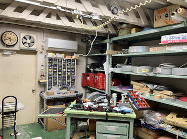 仕事道具はこの倉庫に置いてあります！
業務でよく使う道具がどこにあるか覚えるところからスタート！