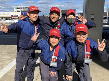久留米駅前SS （ENEOS） 世代を問わず個性豊かなメンバーが
当店で働いています◎
わからないことも気軽に聞ける環境です！
※画像は仲原SSスタッフです