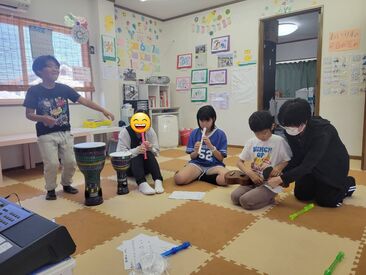 ＜経験者の方、優遇！＞
即戦力で活躍してみませんか？
壁の飾り付けを一緒に作ったり、子ども達と楽しく笑顔で過ごしましょう♪