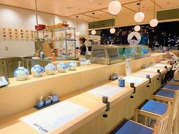 <休み>も<収入>も安定★
週休2日&月給26万円スタート！
未経験でも高待遇な環境です◎
正社員経験のない方も大歓迎です！