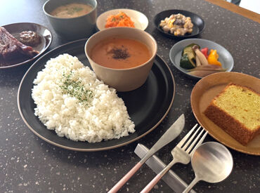 出勤するごとに、好きなメニューが無料で食べられます◎
なかでも「月替わり全国のご当地カレー」が大人気★
