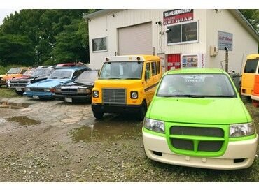 トラック配送以外にも、中古車販売やパーツ販売、カスタムカーの制作など
「車好きならたまらない！」という事業を幅広く展開！