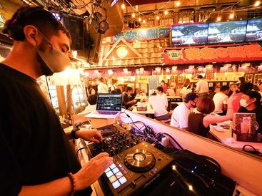 毎日お祭り！話題のマスコミ取材店♪総席数は店内1200席、テラス300席の計1500席を設け、バラエティ豊かな全19店舗が集結。