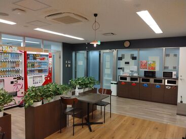 木のぬくもりを感じるリフレッシュスペースあり！
レンジ・自販機・休憩スペースなどもあるので、
お弁当派にも優しい環境です◎