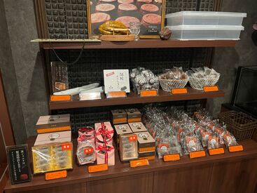 甘い香りに包まれてお仕事♪
シェフ特製の洋菓子やチョコが社割でお得に！
お子さんへの手土産やご自身へのご褒美に◎