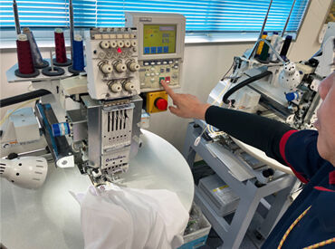 菅公学生服株式会社　名古屋ロジセンター ミシン作業はボタンをポチ★
裁縫は得意でなくてOK！