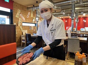 リーズナブルな価格で
美味しい肉が食べられると
幅広い客層に親しまれている
『肉のサトウ商店』で働きませんか?