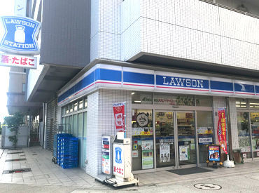 新横浜駅より徒歩4分！
コンサート会場が近いので、
「今日は誰のライブ？」そんなワクワク感も♪