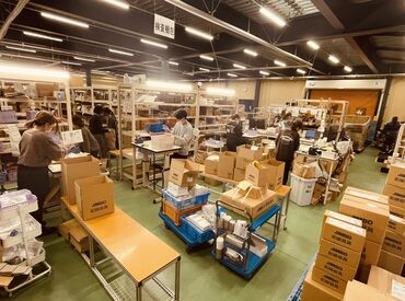 ワンフロアの見通しの良い空間が職場です！
空調もありシーズン問わず快適にお仕事をしていただけます。