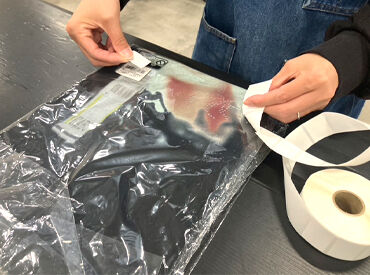 ネクストジャパン株式会社　木場センター　※2026年7月1日オープン予定 ▲写真のようにアパレル商品にシール貼り！
1日5h～・週3日～OK！
「朝のラッシュを避けて10時出勤」などもOK！