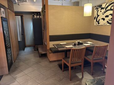 白金の隠れ家的個人焼鳥店♪
髪色自由、ピアス・ネイルOKなど好条件が多数揃ってます！