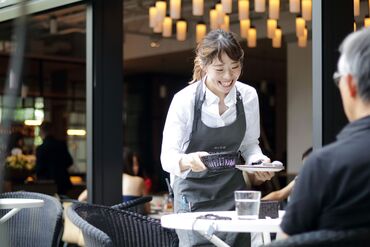 GARB DRESSING(ガーブドレッシング) カフェでの軽いおやつから
ランチ・ディナーとしっかりごはん、
バーカウンターでのちょい飲みまで。
さまざまな形態で営業中！