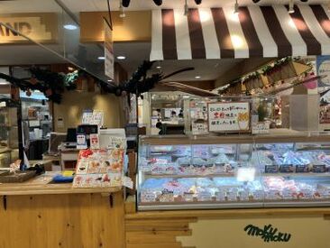 四日市近鉄百貨店1階にあるので学校帰りでも通いやすい♪
雨に濡れず出勤できます◎
※四日市近鉄店の外観です！