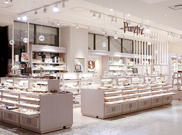 Puretreみなとみらい ＼人気のアクセサリーショップ♪／
販売経験がない方も大歓迎！
オシャレOK、従業員割引など、
働きやすさ満載のお店です◎