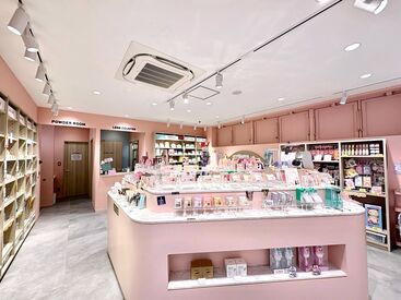 MeMe PALETTE　※2022年4月OPEN <20～30代のスタッフさん活躍中>
あなたの"好き"を活かして、
お客様が綺麗になるのをお手伝い♪