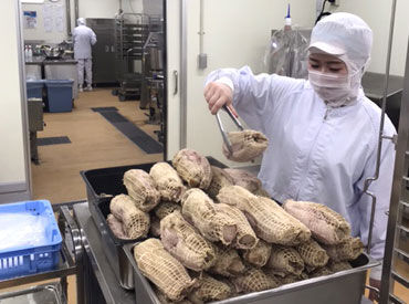 鼎泰豐　新木場セントラルキッチン 難しい作業はないので
手順を覚えてしまえばスムーズにできるように♪
未経験でもしっかりと教えますのでご安心ください！