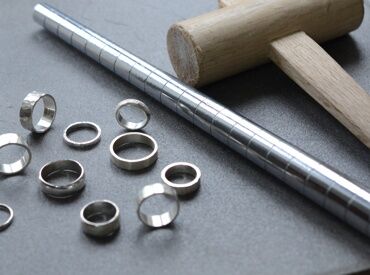 アクセサリー制作や接客経験は無くてもOK◎
お客様とコミュニケーションをとりながら
ピッタリなリングの作成をサポートします♪