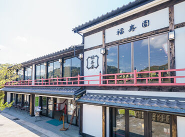 ゆったりとした時間の流れる落ち着いた雰囲気のお店♪
窓側の席からは宇治川を望むことができます◎