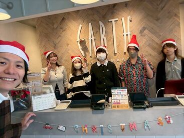 HAIR & MAKE EARTH 聖蹟桜ヶ丘店 ＼アットホームなサロンです／
20代STAFFが多く、みんな仲良し♪
他のバイトと掛け持ちもOKです!!
駅チカで通勤もラクラク★