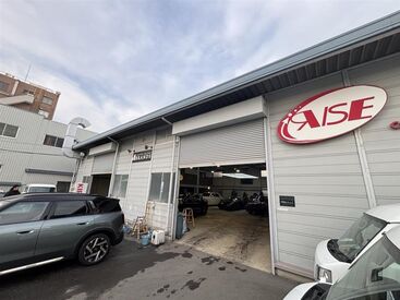 \高級車の洗車に携われるレアなお仕事!/
ベンツなどの高級車を中心に扱うため、
車好きの方にはたまらない環境です。