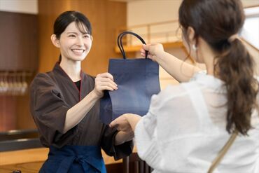 株式会社錦水館　※あべのハルカス 「大丈夫？」「困ったことはない？」と
お互いに助け合いながら業務を進めましょう！
業務に関する意見やアイデアもOK◎