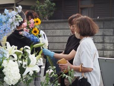 HIBIYA KADAN 大阪バンケットセンター 「大丈夫？」「困ったことはない？」と
お互いに声を掛け合いながら業務を進めています◎
和気あいあいとした風通しの良い職場☆