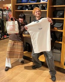 『これかわいいですよね♪』まずはお客様と楽しくお喋りからスタート☆
分からないことは先輩スタッフがフォローします◎