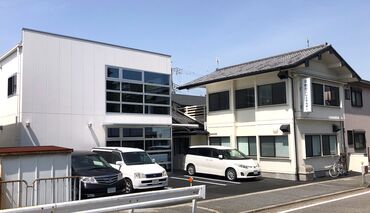 ＼働きやすい条件が多数／
東加古川駅から徒歩4分の好立地！
服装は派手でなければ自由★
業績が上がれば臨時賞与もあり♪