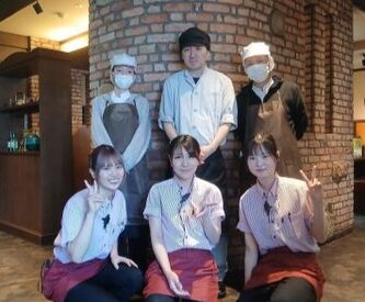 焼肉 笑山門  ｡:*━ アットホームな雰囲気♪ ━*:｡
年齢・性別関係なく、みんなで楽しく働いています☆
ブランクや飲食未経験も歓迎！