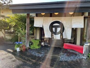 和食　吉田 「初めてだから不安…」
そんな方は友達と誘い合っての応募もOK！
一緒に始められるから心強く
仲良しの仲間と楽しく働けます♪