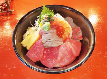 まかないはこだわりの”マグロ”を使用した海鮮丼などを無料で食べることができます!!