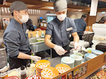 ●お寿司はにぎりません●
キッチンはとっても簡単！
盛付などのシンプルな作業メイン♪
未経験の方でもすぐ慣れていただけます
