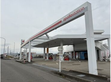 ガソリンスタンドの勤務が未経験でも大歓迎！
仲良しなスタッフたちが待ってます◎