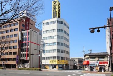 10人～20人程度の事務所での作業になります。
近くに先輩がいるので困ったことがあれば頼ってくださいね。