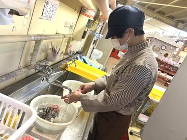 ★場内スタッフ募集★
まずは簡単な作業からスタート！
アルバイトの経験がなくても大丈夫です◎
